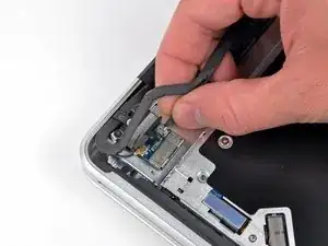 MacBook Pro 15" Unibody 2.53 GHz Mid 2009 (Anti-Glare Option) Bluetooth Board Replacement