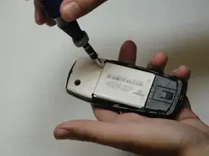 Disassembling Nokia 3560 Battery