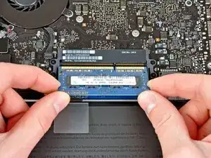 MacBook Pro 13" Unibody Early 2011 RAM Replacement