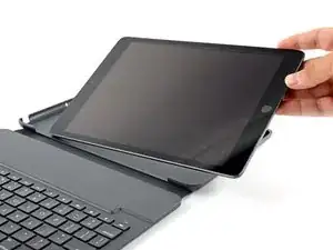 How to Remove an iPad From the Logitech Slim Folio